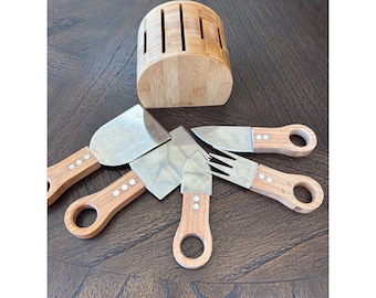 Accesorios para tabla de embutidos: juego de 5 cuchillos para queso con mangos de madera y bloque de bambú.