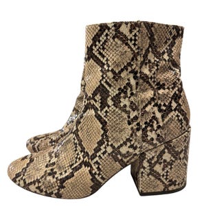 Könnte beinhalten: Ankle Boots mit Schlangenmuster in Braun-, Beige- und Schwarztönen. Die Stiefel haben eine runde Spitze und einen Blockabsatz. Der Schaft des Stiefels ist etwa 15 cm hoch.