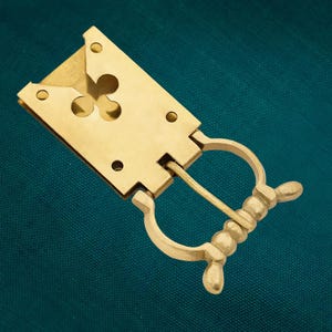 Accesorio de cuero con hebilla de latón macizo con trébol medieval del siglo XIV