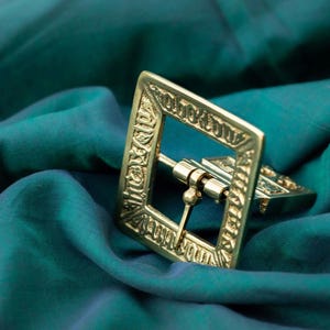 Fibbia quadrata e estremità del cinturino del XV secolo