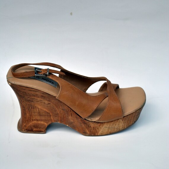 Items similar to Vintage 90s platform sandals heals caramel brown ...