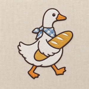 Può includere: Una toppa ricamata raffigurante un'oca bianca con becco e zampe arancioni. L'oca indossa un fazzoletto da collo a quadretti blu e bianchi e porta una baguette dorata sotto l'ala. Il disegno è delineato con filo marrone scuro.