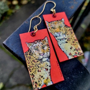 Neon rood-oranje handgeschilderde grote kat bedeloorbellen - natuursieraden