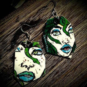 Coeur de pierre - boucles d&#39;oreilles Medusa vertes peintes à la main - inspirées des bandes dessinées