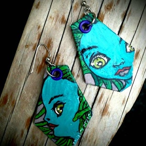 Pendientes de Medusa pintados a mano, inspirados en la muñeca Blythe, verde esmeralda, mitología griega.