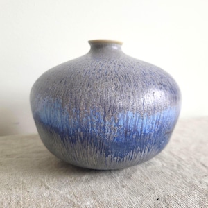 Beautiful Bud Vase with blue - grey glaze, studio pottery with streaked or dripped effect, very good condition, narrow neck and rounded body