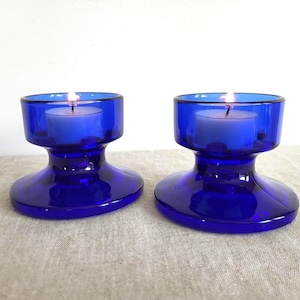 Set aus 2 blauen Glas Kerzenhaltern, Vintage 1970er Jahre Modernist Kobalt Blau Kerzenhalter für konische Kerzen und Teelichter, modernes Wohndekor