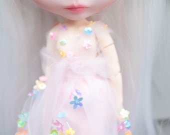 Abito in tulle con paillettes e stampa floreale arcobaleno, realizzato su misura.