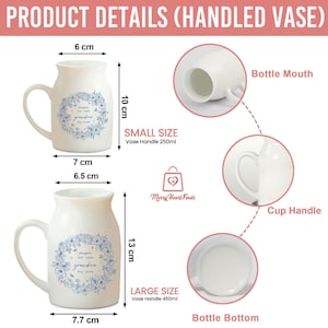 Puede incluir: Un jarr&oacute;n blanco con asa, dise&ntilde;o floral y el texto "mom Est. 1996 grandma Est. 2020". El tama&ntilde;o peque&ntilde;o mide 10 cm de alto y el grande 13 cm. El jarr&oacute;n tiene una abertura de 6 cm.
