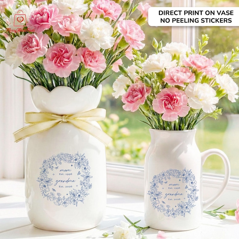 Puede incluir: Dos jarrones de cer&aacute;mica blanca con arreglos florales. Un jarr&oacute;n tiene una parte superior festoneada y una cinta amarilla. Ambos jarrones tienen un dise&ntilde;o de corona floral azul con las palabras "mam&aacute;" y "abuela". El texto "DIRECT PRINT ON VASE NO PEELING STICKERS" est&aacute; en la parte superior.