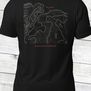 Camiseta con mapa topográfico "Estás aquí": ideal para quienes buscan aventuras y buscan actividades al aire libre, mochilerismo, senderismo y acampada. Un regalo para los amantes de la naturaleza.
