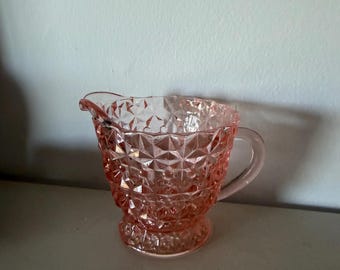 Jarra de crema de vidrio rosa estilo Depresión vintage / Jarra de crema de vidrio prensado estilo margarita y botón