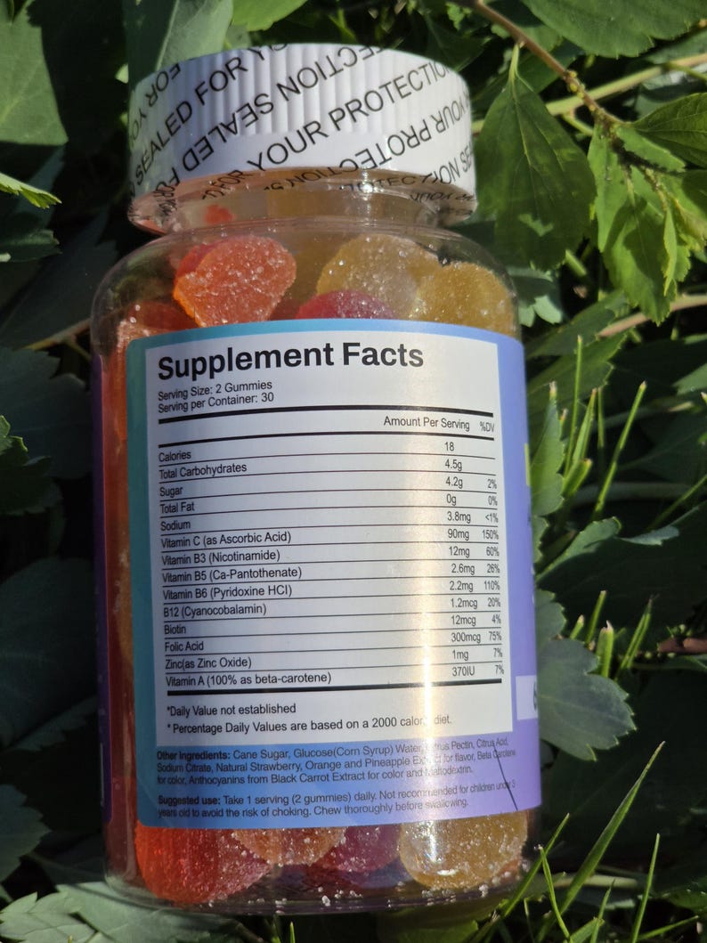 Puede incluir: Una botella de pl&aacute;stico transparente llena de vitaminas gomosas de colores. La etiqueta muestra "Supplement Facts" e informaci&oacute;n nutricional. La botella est&aacute; sellada con una tapa blanca que dice "SEALED FOR YOUR PROTECTION".