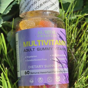 Puede incluir: Una botella de pl&aacute;stico transparente de AL VITAL ORGANICS Multivitamin Adult Gummy Vitamins. La etiqueta es morada y blanca, con texto que indica que las gomitas son vegetarianas, sin gelatina/gluten y no contienen sabores artificiales. La botella contiene 60 gomitas surtidas con sabor natural.