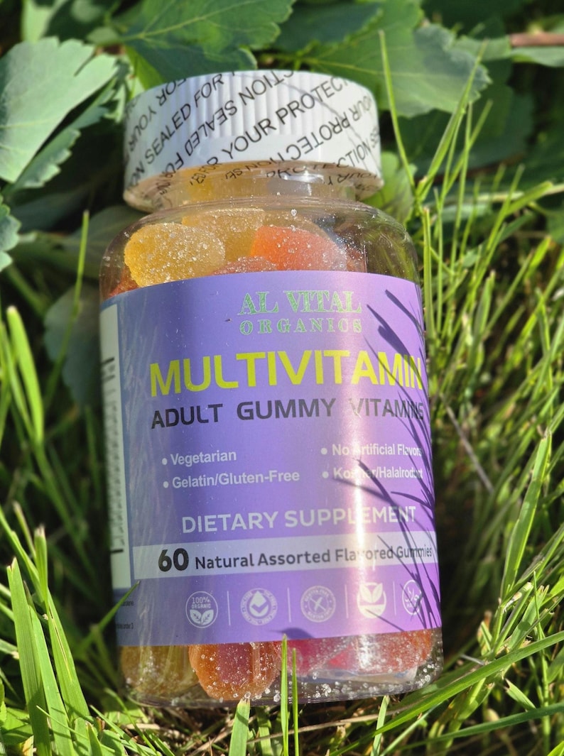 Puede incluir: Una botella de pl&aacute;stico transparente de AL VITAL ORGANICS Multivitamin Adult Gummy Vitamins. La etiqueta es morada y blanca, con texto que indica que las gomitas son vegetarianas, sin gelatina/gluten y no contienen sabores artificiales. La botella contiene 60 gomitas surtidas con sabor natural.