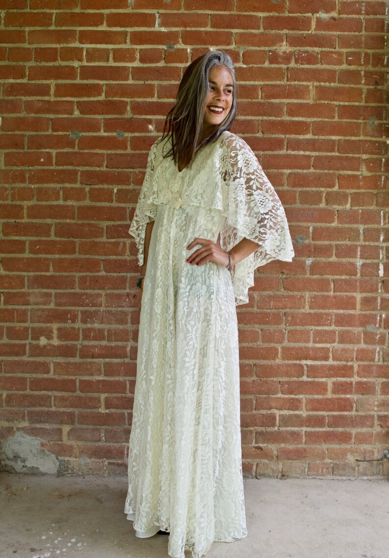 Vintage 60s 70s Flower Lace Wedding Dress Cream White with Capelet