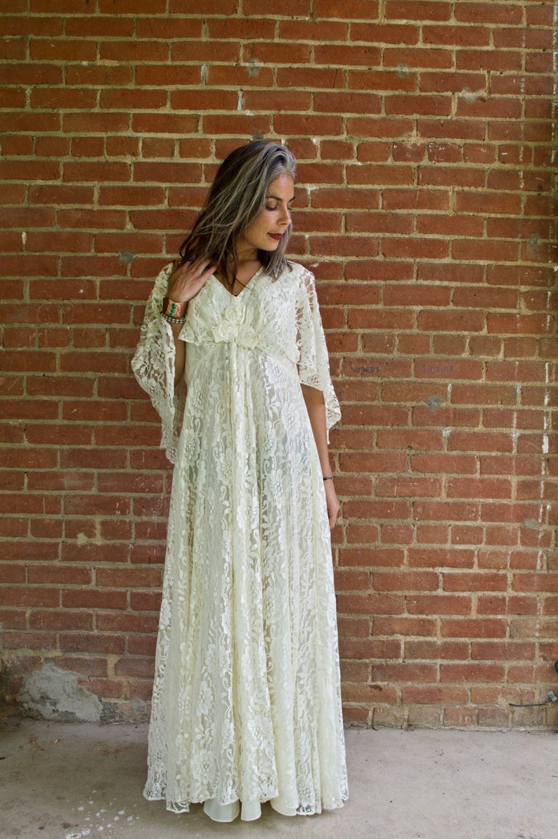 Vintage 60s 70s Flower Lace Wedding Dress Cream White with Capelet