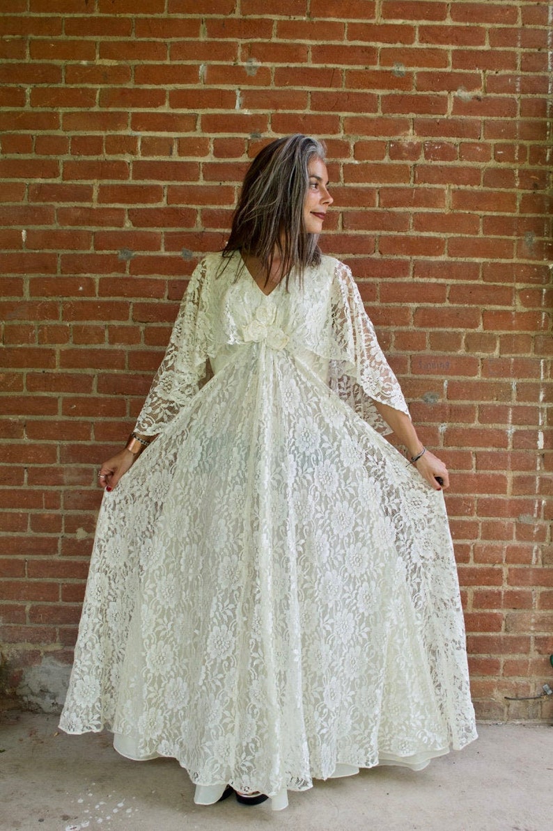 Vintage 60s 70s Flower Lace Wedding Dress Cream White with Capelet