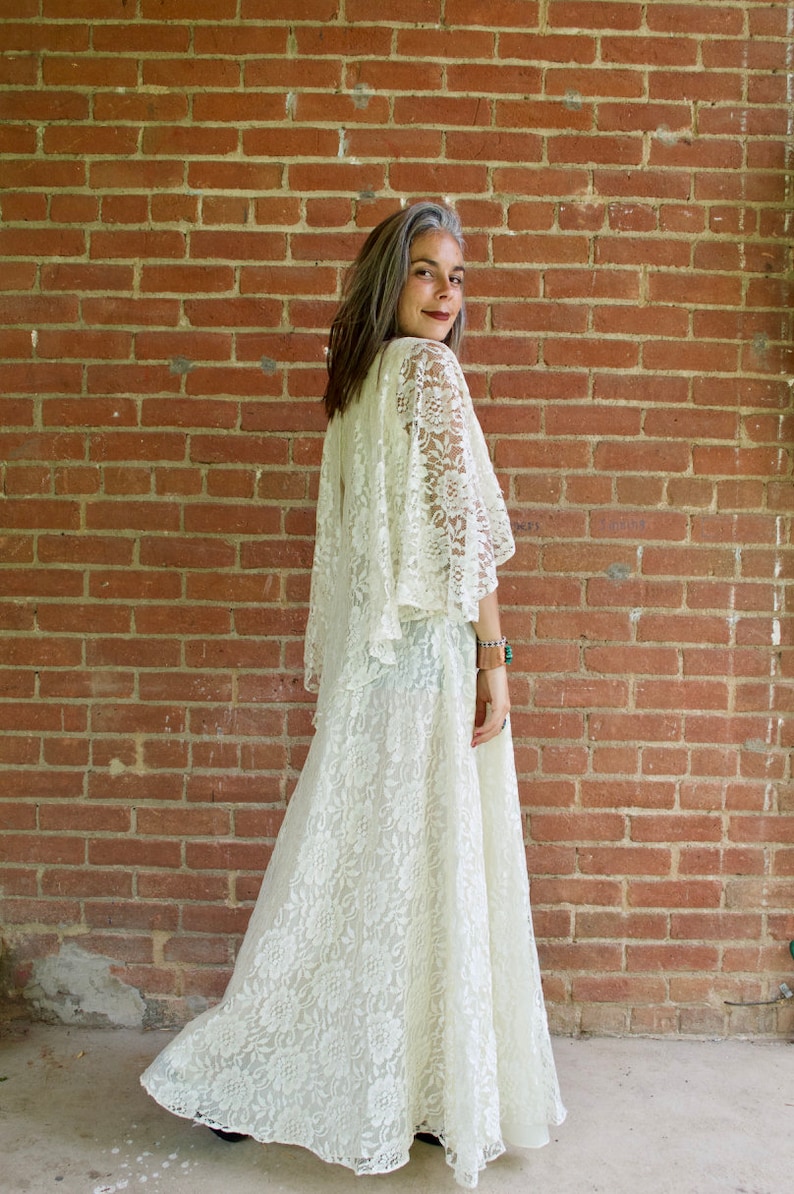 Vintage 60s 70s Flower Lace Wedding Dress Cream White with Capelet