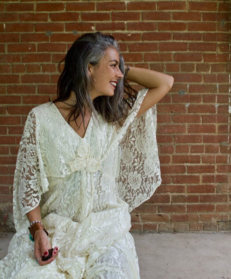 Vintage 60s 70s Flower Lace Wedding Dress Cream White with Capelet
