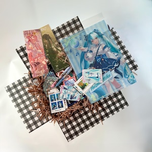 Hatsune Miku Anime Mystery Box – toetsenbord, pennen, map, kaarten, notitieboekje, badge en stickers – kawaii-cadeauset voor fans