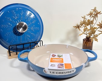 Olla de hierro fundido azul Marsella Le Creuset Snowflake Noel de 2,25 cuartos de galón