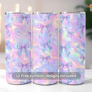 Puede incluir: Tres vasos cilíndricos con un patrón repetitivo de lazos iridiscentes, corazones pequeños y perlas sobre un fondo holográfico pastel arremolinado. El texto 12 Free tumbler designs included está impreso en la parte inferior de los vasos.
