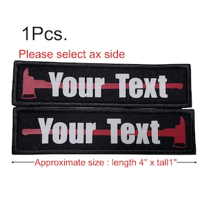 Op de afbeelding: Twee zwarte rechthoekige patches met de tekst "Your Text" in het wit, een rode bijlgrafiek en een rode lijn. De patches zijn ongeveer 10 cm lang en 2,5 cm hoog.