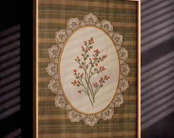 Vintage geborduurde bloemen muurkunst, Cottagecore textielprint, kant botanisch decor, rustieke boerderij kunst aan de muur, digitale download