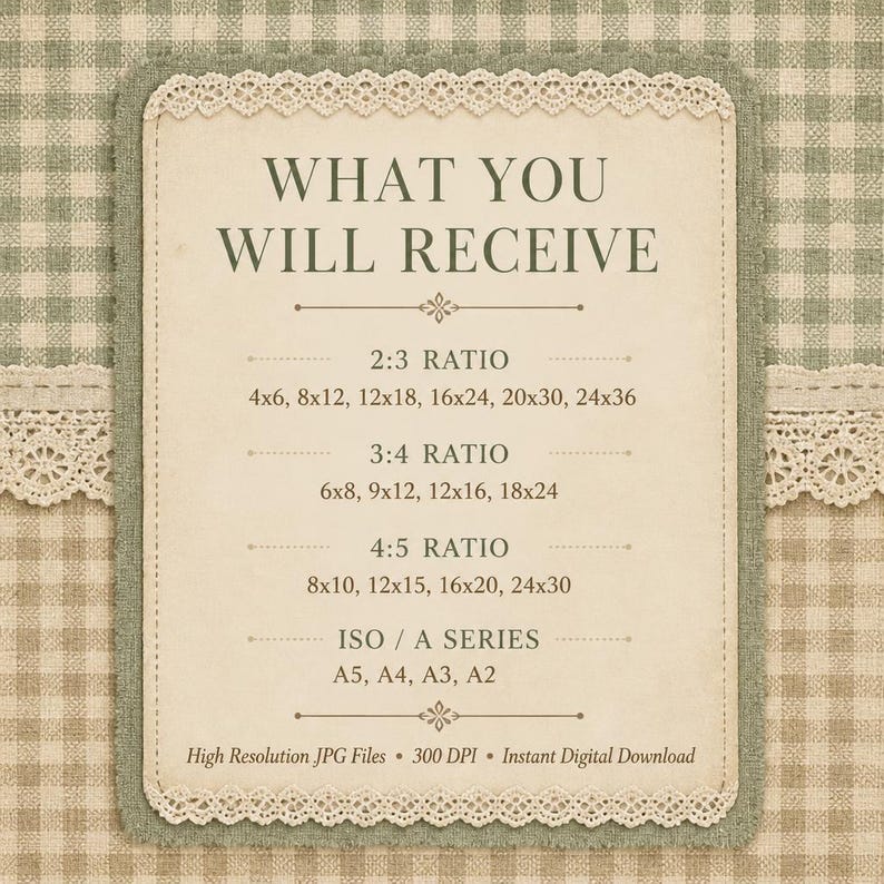Op de afbeelding: Een rechthoekig informatiebord met een cr&egrave;mekleurig midden en een saliegroene gingham-rand, afgewerkt met kant. De tekst luidt: WHAT YOU WILL RECEIVE, 2:3 RATIO, 3:4 RATIO, 4:5 RATIO, ISO / A SERIES, en High Resolution JPG Files 300 DPI.
