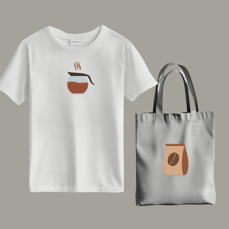 K&ouml;nnte beinhalten: Wei&szlig;es T-Shirt mit einem gestickten Kaffeekannen-Design, Dampf, der dar&uuml;ber aufsteigt. Eine graue Tragetasche zeigt ein Kaffeebohnen-Design mit einer einzelnen Kaffeebohne. Die Designs sind in Braun, Schwarz und Wei&szlig;.