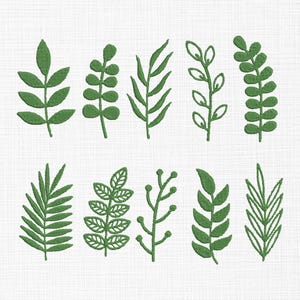 Op de afbeelding: Een verzameling groene bladborduurontwerpen op een witte achtergrond. De bladeren variëren in vorm en stijl, waaronder varenachtige, ovale en lineaire vormen. De ontwerpen zijn gedetailleerd en lijken machinaal geborduurd.