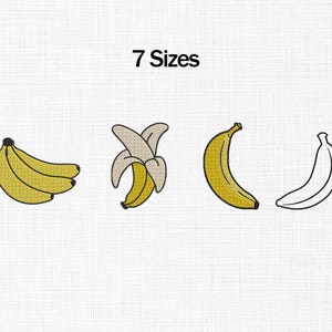 Puede incluir: Ilustración de cuatro diseños de plátanos: un racimo, un plátano pelado, un plátano individual y un contorno de plátano. El texto "7 Sizes" está encima de los diseños. Los plátanos son amarillos con contornos negros.
