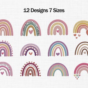 Może przedstawiać: Obraz przedstawia 12 wzorów tęczy w 7 rozmiarach. Tęcze mają różne kolory, w tym różowy, żółty i fioletowy, z akcentami w postaci serc i kropek. U góry znajduje się tekst "12 Designs 7 Sizes".
