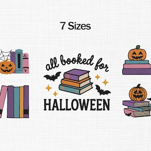 Op de afbeelding: Geborduurd ontwerp met de tekst "all booked for HALLOWEEN" met stapels boeken, pompoenen, vleermuizen en sterren. De tekst "7 Sizes" staat bovenaan. Perfect voor Halloween.