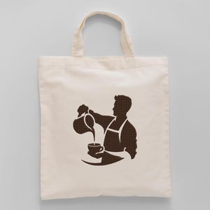 K&ouml;nnte beinhalten: Beige Tragetasche mit einer braunen Silhouette einer Person, die Fl&uuml;ssigkeit in eine Tasse gie&szlig;t. Das Design zeigt eine Sch&uuml;rze und ein Kaffee-Thema, ideal f&uuml;r Kaffeeliebhaber.
