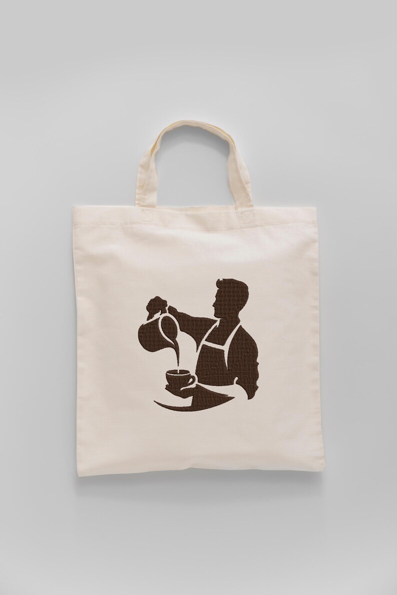 K&ouml;nnte beinhalten: Beige Tragetasche mit einer braunen Silhouette einer Person, die Fl&uuml;ssigkeit in eine Tasse gie&szlig;t. Das Design zeigt eine Sch&uuml;rze und ein Kaffee-Thema, ideal f&uuml;r Kaffeeliebhaber.