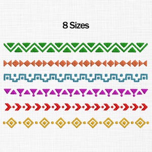 Op de afbeelding: Zes horizontale rijen met machinale borduurpatronen met geometrische ontwerpen in groen, oranje, blauw, paars, rood en geel. De tekst 8 Sizes staat gecentreerd boven de patronen, die op een witte stoffen achtergrond worden weergegeven.