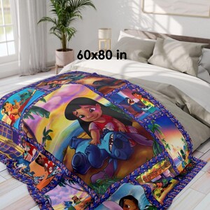 Pode incluir: Um cobertor colorido com uma imagem de desenho animado de Lilo e Stitch. O cobertor tem 152x203 cm e tem um design de patchwork com v&aacute;rias cenas do filme. A imagem principal mostra Lilo com Stitch. A borda &eacute; azul escuro com padr&otilde;es florais.