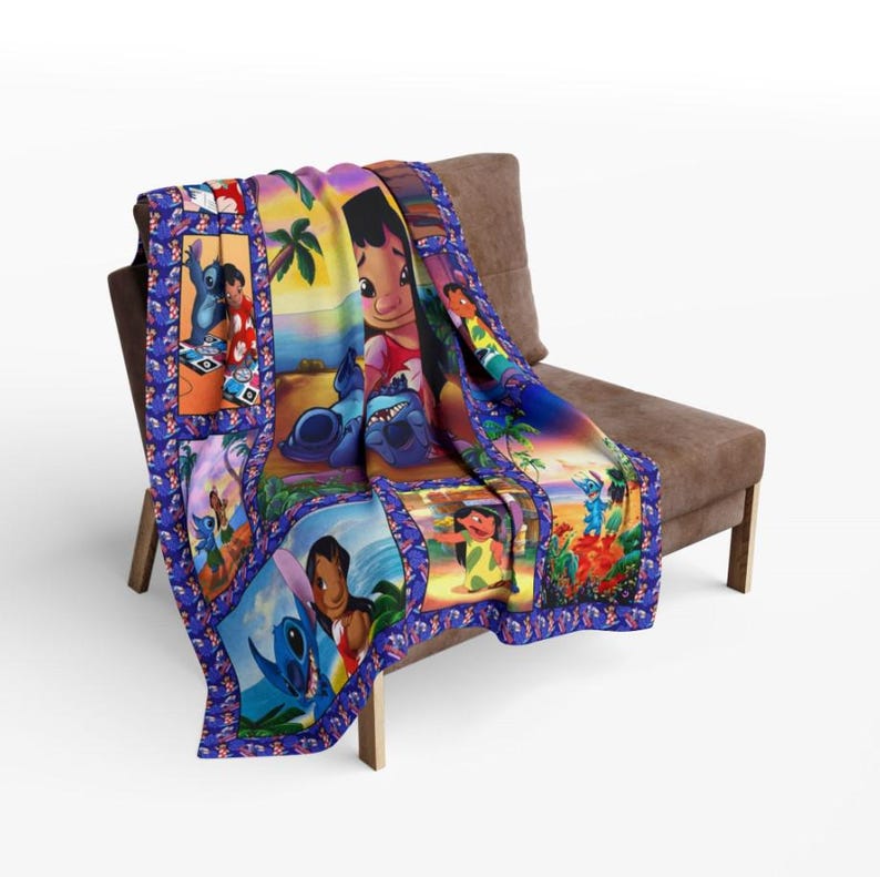Pode incluir: Uma manta colorida com cenas de um filme de anima&ccedil;&atilde;o popular. A manta tem uma borda azul e mostra v&aacute;rios personagens em cores vibrantes. A manta est&aacute; sobre uma cadeira marrom.