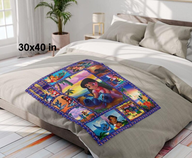 Pode incluir: Uma manta colorida com uma colagem de imagens de um filme de anima&ccedil;&atilde;o popular. A manta, medindo 76 x 102 cm, mostra v&aacute;rias cenas e personagens, com uma borda vibrante. O design &eacute; definido em um fundo neutro, destacando a obra de arte v&iacute;vida.