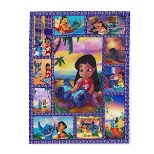Pode incluir: Uma manta colorida com uma colagem de cenas com Lilo e Stitch. O design inclui v&aacute;rias imagens dos personagens em diferentes cen&aacute;rios, emolduradas por uma borda azul com detalhes florais. A manta apresenta uma ilustra&ccedil;&atilde;o vibrante em estilo cartoon.