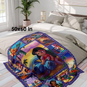 Pode incluir: Uma manta de aproximadamente 127 x 152 cm com personagens do filme de anima&ccedil;&atilde;o Lilo & Stitch. A manta tem uma borda azul e uma imagem central de Lilo e Stitch. Est&aacute; colocada numa cama com roupa de cama de cor neutra.
