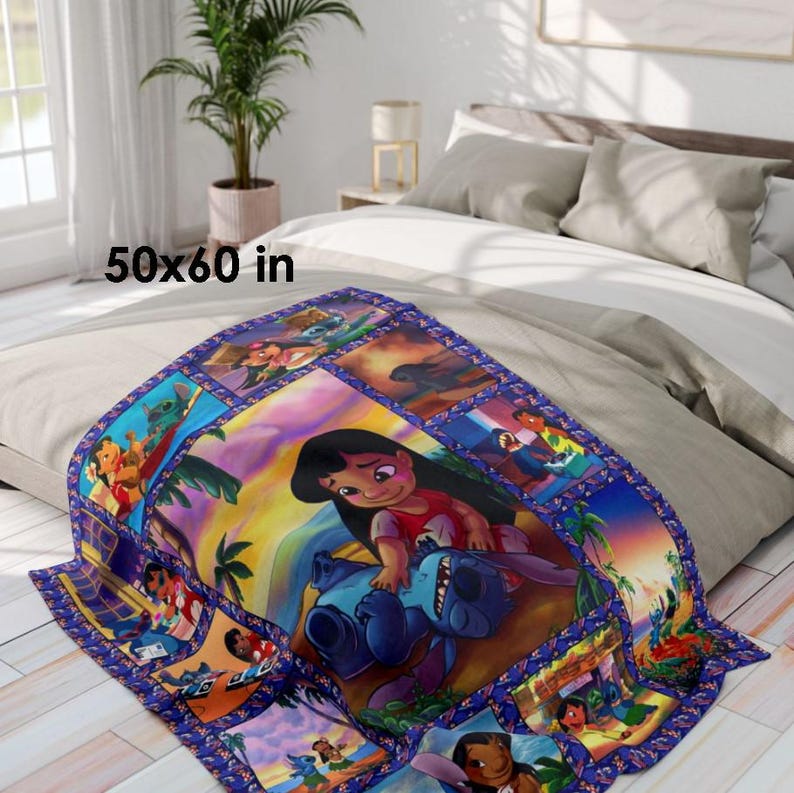 Pode incluir: Uma manta de aproximadamente 127 x 152 cm com personagens do filme de anima&ccedil;&atilde;o Lilo & Stitch. A manta tem uma borda azul e uma imagem central de Lilo e Stitch. Est&aacute; colocada numa cama com roupa de cama de cor neutra.