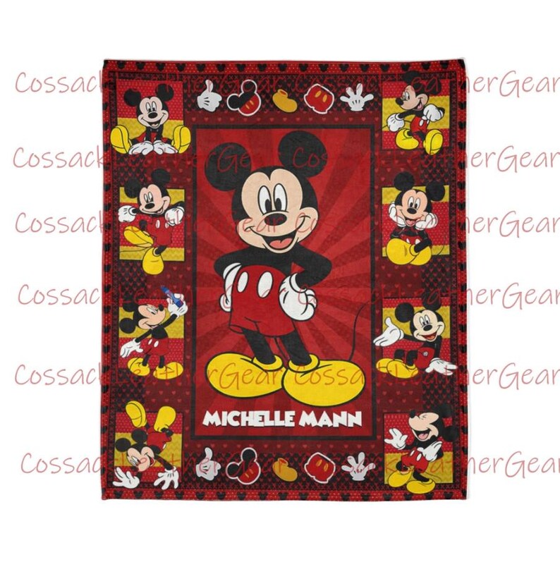 以下が含まれることがあります： 中央にミッキーマウス、名前「MICHELLE MANN」と「Gear Cossa」がプリントされた赤と黒のミッキーマウスの毛布。毛布には、ミッキーマウスの画像とミッキーマウスをテーマにしたアイコンの繰り返しパターンがあります。