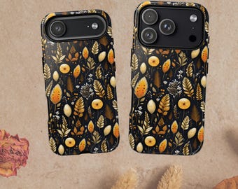 Könnte beinhalten: Zwei schwarze Handyhüllen mit floralem Muster. Die Hüllen zeigen ein sich wiederholendes Design aus goldenen und orangefarbenen Blättern und Blumen auf schwarzem Hintergrund. Die Hüllen haben Kameraausschnitte und werden von vorne gezeigt.