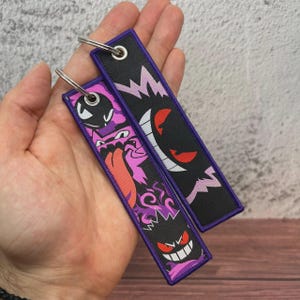 Portachiavi Anime con etichetta Jet ricamata | Portachiavi Gengar bifacciale | Portachiavi fantasma viola per chiavi auto, borse e zaini