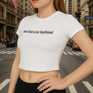 New York Is My Boyfriend Baby Tee, słodka damska koszulka, prezent dla nowojorczyków, koszula podróżna, letnia bluzka, odzież codzienna