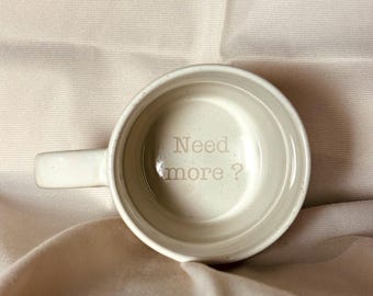 Mug personnalisé avec gravure sur le fond - Style moderne et épuré - avec ou sans anse - Fête des Mères - Fête des Pères - Grès - Mug à café