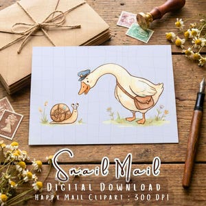 以下が含まれることがあります： 帽子をかぶったガチョウとカタツムリの気まぐれなイラストで、「Snail Mail」と「Happy Mail Clipart」の文字が入っています。 画像は、切手、ペン、花が置かれた木製の表面に、水色のグリッドの背景にあります。
